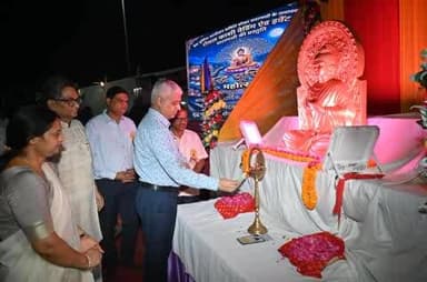 बरेका के सूर्य सरोवर परिसर में आज दि. 01 मई 2026 को 2570वीं त्रिविध पावनी #बुद्धपूर्णिमा महोत्सव का भव्य शुभारंभ पीसीएमई श्री विवेक शील द्वारा दीप प्रज्वलन के साथ प्रारंभ हुआ।