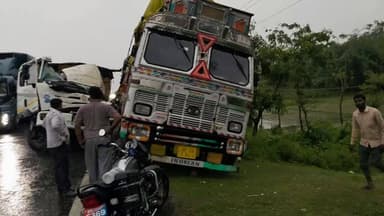NH27 बढेपरा के पास दो ट्रक में जोरदार टक्कर ट्रक Rj32GD3892 ने UP54T8216 से टकराया ड्राइवर बाल बाल बचा