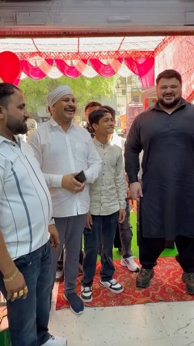 आज साहिद सिद्दीकी भाई shop opening galaxy electronics, का फ़ीता काटकर उद्घाटन करते हुए #गुलजार_सिद्दीकी #gulzarsiddiqui