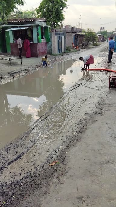 Muzaffarpur paroo
jagdishpur baya गांव में रोड पर पानी लग जाता है लेकिन कोई इसका मरमत नहीं करवा रहा है विधायक जी