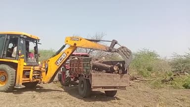 musi gav m koyle bhati k liye jcb Or tector se nim ka babul le jate huye debi lal daroga