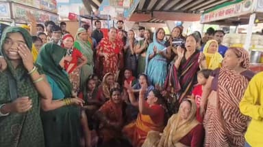 #फिरोजाबाद में स्मार्ट मीटर के विरोध में बवाल, सड़क पर उतरीं महिलाएं
स्मार्ट मीटर के विरोध में महिलाओं का उग्र प्रदर्शन...