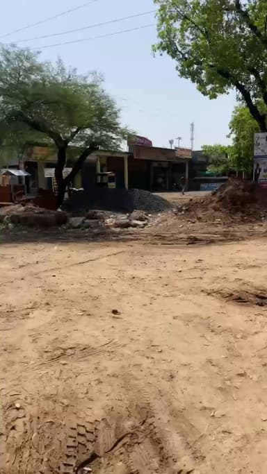 Iti गल्ला मण्डी के सामने बिना बेरिकेड लगाए होशंगाबाद की नगर पालिका पाइप लाइन लीकेज का गड्डा छोड़ा #hoshangabaad #narmadapuram nagar palika