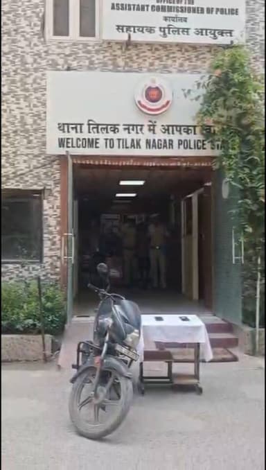 पंजाबी बाग: तिलक नगर पुलिस ने चोरी की बाइक और दो मोबाइल के साथ एक शातिर चोर को गिरफ्तार किया