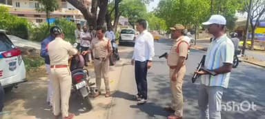 హసన్పర్తి: కేయూ పోలీసులు ఎర్రగట్టు గుట్ట వద్ద ముమ్ముర తనిఖీలు నిర్వహించారు