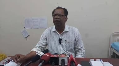 देखिए झांसी मेडिकल कॉलेज में किस तरह से पिट रहा है मेडिकल स्टाफ,,क्या कह रहे है CMS सुनिए,, #JhansiPolice #medicalcolleg...