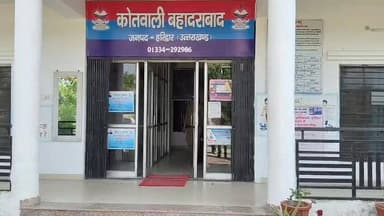 “नंबर प्लेट मोड़ी, रफ्तार भी तोड़ी—नहर पटरी पर भागते चोरों को #बहादराबाद पुलिस ने ऐसे दबोचा, ‘चोरी की सवारी’ संग पूरा खे...