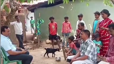 पूर्वी टुंडी: पूर्वी टुंडी में 20 साल बाद मिली मां, पति ने ठुकराया, बेटे ने सरकार से लगाई गुहार