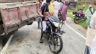 भीषण सड़क हादसा चालक के लाभ प्रवाही की वजह से एक व्यक्ति के सर पर गंभीर चोट लगा घटना पूर्णिया जिला के अमौर प्रखंड सलता