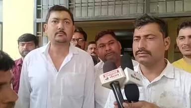 बक्सर सुमेरपुर मार्ग पर आए दिन हो रही डंपरों से हृदय विधायक दुर्घटनाओं से जनता में आक्रोश शांतिपूर्ण ढंग से किया धरना।