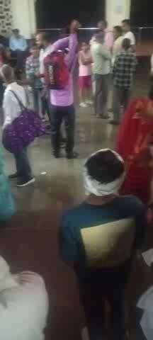 उत्तर प्रदेश के जिला फर्रुखाबाद पढ़ने वाला रेलवे स्टेशन कायमगंज का यह वीडियो है जहां पर ना तो कोई विशेष बैठने की जगह है