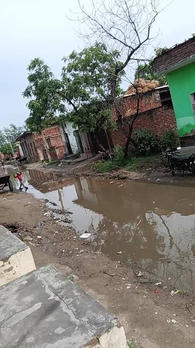 ग्राम सुल्तान देर के चौराहे की स्थिति बिगड़ने के कारण लोग निकलने से काफी परेशान