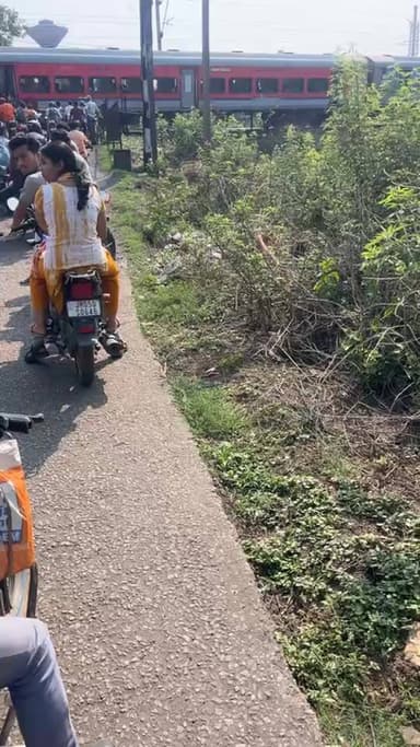 Saraikella Kharswana ज़िले के गम्हारिया प्रखंड अंतर्गत झुरकुली फाटक में रोज़ाना सुबह लगता है महा जाम! बच्चों को स्कूल पह...