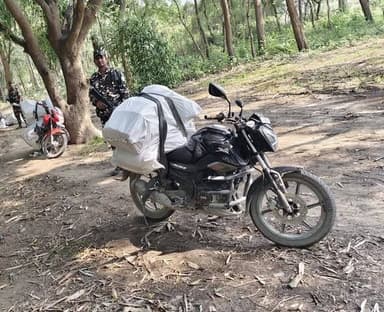 #इन्दरवा #SSB ने इन्दरवा नाका से 780 बोतल (कुल -234 लीटर) नेपाली गौरव शराब तथा 3 मोटरसाइकिल को ज़ब्त किया, तस्कर भागने म...