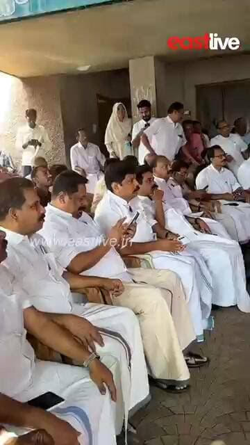 എ.പി. അനിൽകുമാർ പ്രവർത്തകർക്കൊപ്പം തിരഞ്ഞെടുപ്പ് ഫലങ്ങൾ തത്സമയം വീക്ഷിക്കുന്നു...
