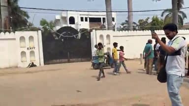राजद विधायक ओसामा शहाब के घर पर पुलिस की छापेमारी। सारण DIG खुद पहुंचे।
VC क्रेडिट #SiwanNews