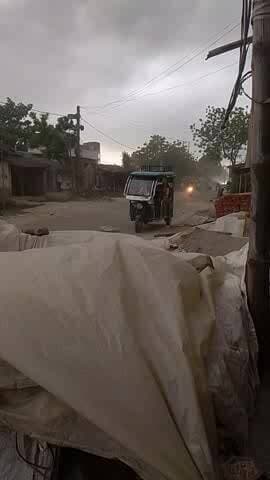 बासोपट्टी प्रखंड के मनमोहन गांव में डेढ़ सौ किलोमीटर प्रति घंटा गिरफ्तार से आंधी तूफान चल रही है