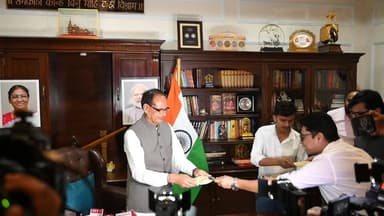 बंगाल चुनाव जीत की खुशी में शिवराज ने भी खाई और खिलाई झालमुरी 😄🔥
जीत का जश्न बंगाल के अंदाज़ में!
#BengalElection2026 #...