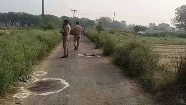 #उत्तर प्रदेश के कौशाम्बी जिले में संदीपन घाट के आलमचंद गांव में सुबह पूर्व प्रधान मनोज कुमार हेला पर बाइक सवार तीन बदमा...