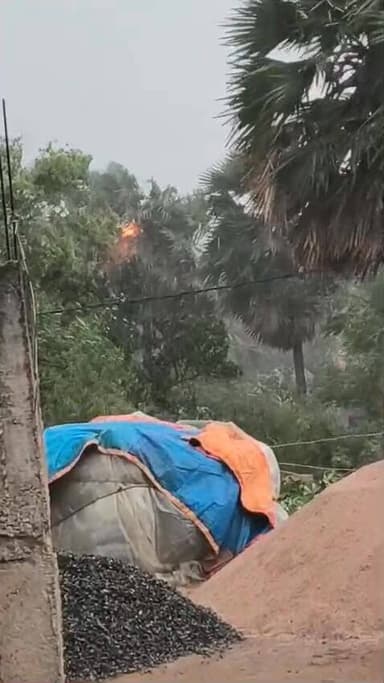 शाहवाजपुर में ठनका गिरा,कोई हताहत नही