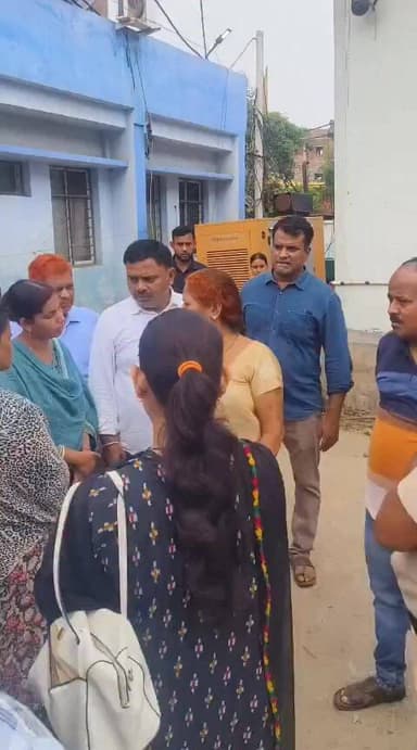 नवादा सदर विधायक विभा देवी सोमवार को अचानक अपना इलाज कराने सदर अस्पताल पहुंच गई
नवादा सदर विधायक विभा देवी सोमवार को अ...