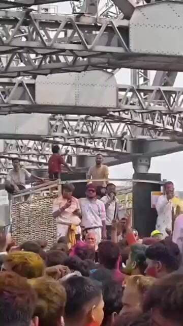 पश्चिम बंगाल में भाजपा की जीत, हावड़ा ब्रिज पर कार्यकर्ताओं ने मनाया जश्न, वीडियो #highlights #news