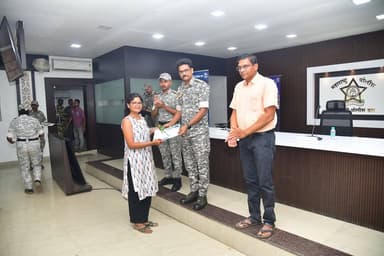 गडचिरोली पोलीस दलाच्या स्किलिंग इन्स्टिट्यूटच्या माध्यमातून चारचाकी वाहन चालक प्रशिक्षण पूर्ण केलेल्या प्रशिक्षणार्थ्यां...