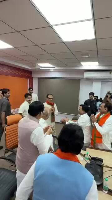 प्रदेश BJP कार्यालय मे जीत का स्वाद झालमुडी और बगाली मिठाई के साथ#highlights #mukhyamantri #livenews