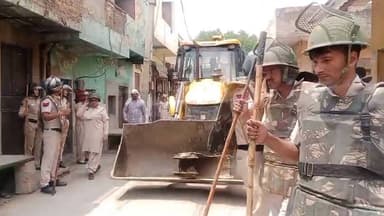 पंजाबी बाग: बाबा हरिदास नगर में नशे के ठिकानों पर चला बुलडोजर, पुलिस ने 2 घंटे में अवैध चबूतरे किए ध्वस्त