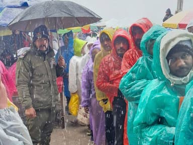 रुद्रप्रयाग: केदारनाथ में भीषण बर्फबारी, पांच घंटे ठंड में झुके नहीं श्रद्धालु, दो की जिंदगी बची
