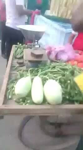 टटीरी पुलिया की वीडियो सब्जी वालों ने बीच में लगाई हुई है सड़क पर