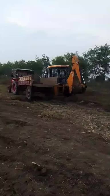 करगहर प्रखंड के सोहवलिया खुर्द गांव में चाट का अवैध रूप से खनन किया जा रहा है। कुछ असामाजिक तत्व पैसे लेकर मिट्टी बेचा.