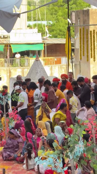 लोढ़ी माता मंदिर तीसरे दिन पहुंचे धूमेश्वर धाम से अनिरुद्धवन महाराज भागवत कथा में शामिल होने