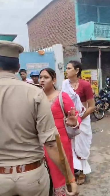 रेनुकूट बाजार में बधाई लेने को लेकर किन्नरों के दो गुटों में हंगामा, घंटों चला तमाशा, यातायात रहा बाधित