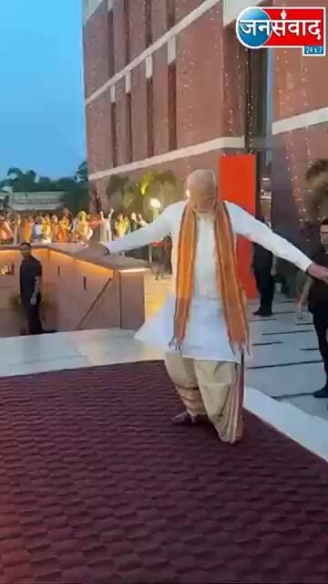 पाटी के अध्यक्ष के साथ PM मोदी ने लोगों का अभिवादन किया