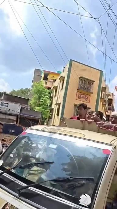 মু*সলিম ব্যক্তির জানাযার কাফেলার সামনে থেমে গেল বিজেপির বিজয় মিছিল- কোলকাতায়।এটাই বাংলা,এটাই ভারতবর্ষ❤️ এটাই বোধহয় র...