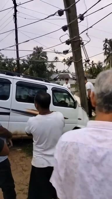 আবারও বিদ্যুতের খুঁটিতে ধাক্কা গাড়ি! অল্পতে রক্ষা চালকসহ যাত্রীরা!