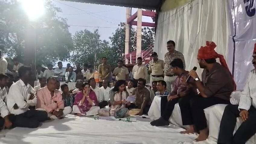 कलेक्टर श्री हिमांशु चंद्रा ने ग्राम टामोटी में #रात्रि_चौपाल व जल चौपाल में सुनी ग्रामीणों की समस्याएं, त्वरित निराकरण ...