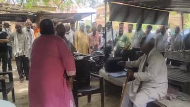 #करहलतहसील में अधिवक्ता के बस्ते पर वृद्ध पर डंडे से हमला वीडियो हुआ सोशल मीडिया पर वायरल
#Mainpuri
#BreakingNews
#Lates...