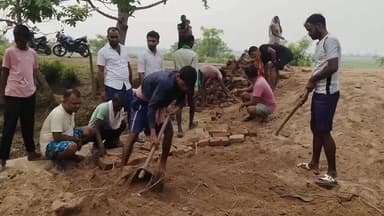 बिंद: बकरा में प्रशासन और मुखिया की अनदेखी के बीच ग्रामीणों ने चंदा कर खुद बनाया रास्ता