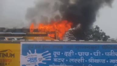 गिर्वा: गोवर्धन विलास में लग्जरी स्लीपर कोच बस में लगी आग, फायर ब्रिगेड ने पाया काबू, जनहानि नहीं हुई