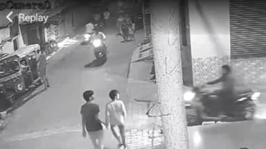 झांसी: झांसी के पुलिया नंबर 9 में दबंगों ने युवक को सरेराह लाठी-डंडों से पीटा, वीडियो सोशल मीडिया पर हुआ वायरल