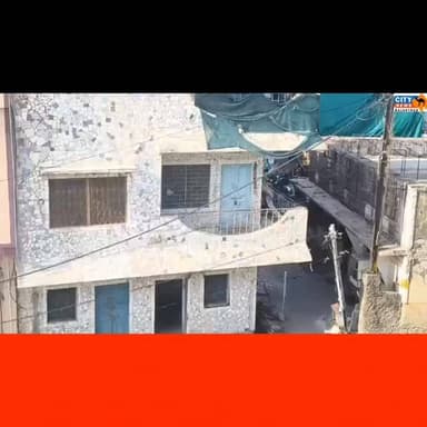 कोटा के गुमानपुरा इलाके में भरभरा कर गिरा तीन मंजिला मकान, कई वाहन दवे नहीं हुई कोई जनहानि।
#rajasthanews #Kotanews #la...
