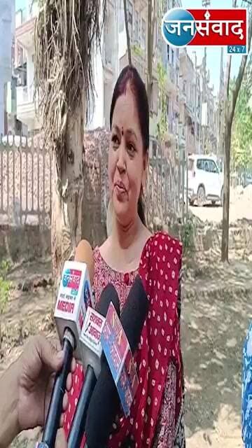 वार्ड 33 में बोली महिला रंजीता धामा कार्तिकम बाकी लोग खिंचवाते फोटो