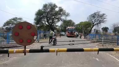 मंडला: ग्राम ठरका-ग्वारा मार्ग पर बंद फाटक के नीचे से निकली बाइक, चालक ने जान जोखिम में डालकर रेलवे ट्रैक किया पार