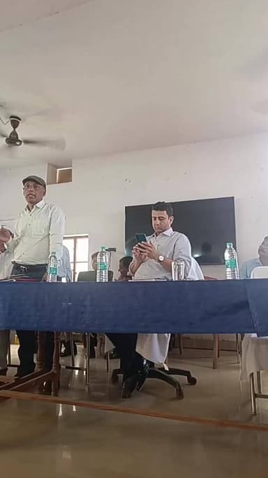 इन्दरवा हाई स्कूल में सीतामढ़ी DM रिची पांडे का औचक निरीक्षण।।