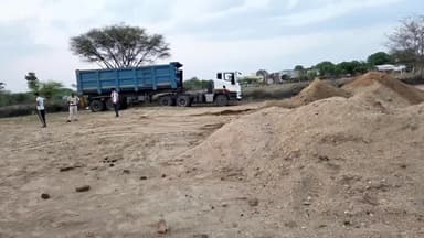 टांटोटी: ADM केकड़ी और सहायक खनिज अभियंता के निर्देशन में सरकारी भूमि पर 50 टन अवैध बजरी स्टॉक किया गया जब्त