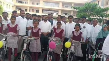 నాగర్ కర్నూల్: విద్యార్థులకు సైకిళ్లు పంపిణీ చేసిన నాగర్ కర్నూల్ ఎంపీ, ఎమ్మెల్యే, కలెక్టర్