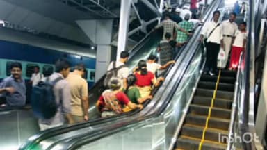 തിരുവനന്തപുരം: തിരുവനന്തപുരം സെൻട്രൽ റെയില്വെ സ്റ്റേഷനില് എസ്കലേറ്ററില് നിന്നുവീണ് രണ്ടുപേര്ക്ക് പരിക്ക്