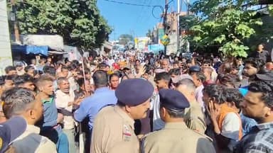 #uttrakhand : देहरादून के कांवली रोड पर तेज रफ्तार डंपर की टक्कर से राहगीर की मौके पर मौत के बाद लोगों ने सड़क पर शव रखक...